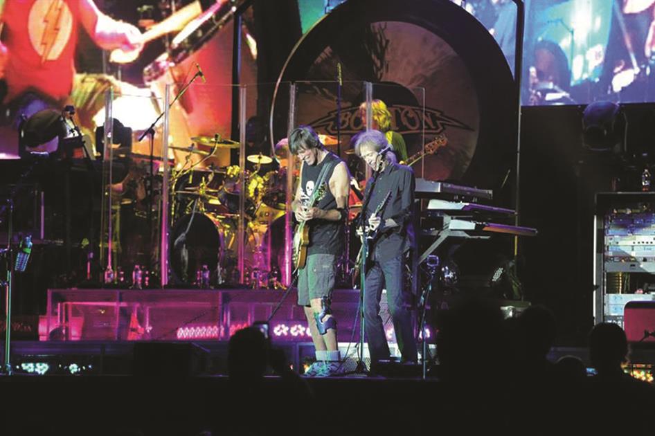 Tom Scholz_Gary Pihl onstage tour 2014 (Copy)